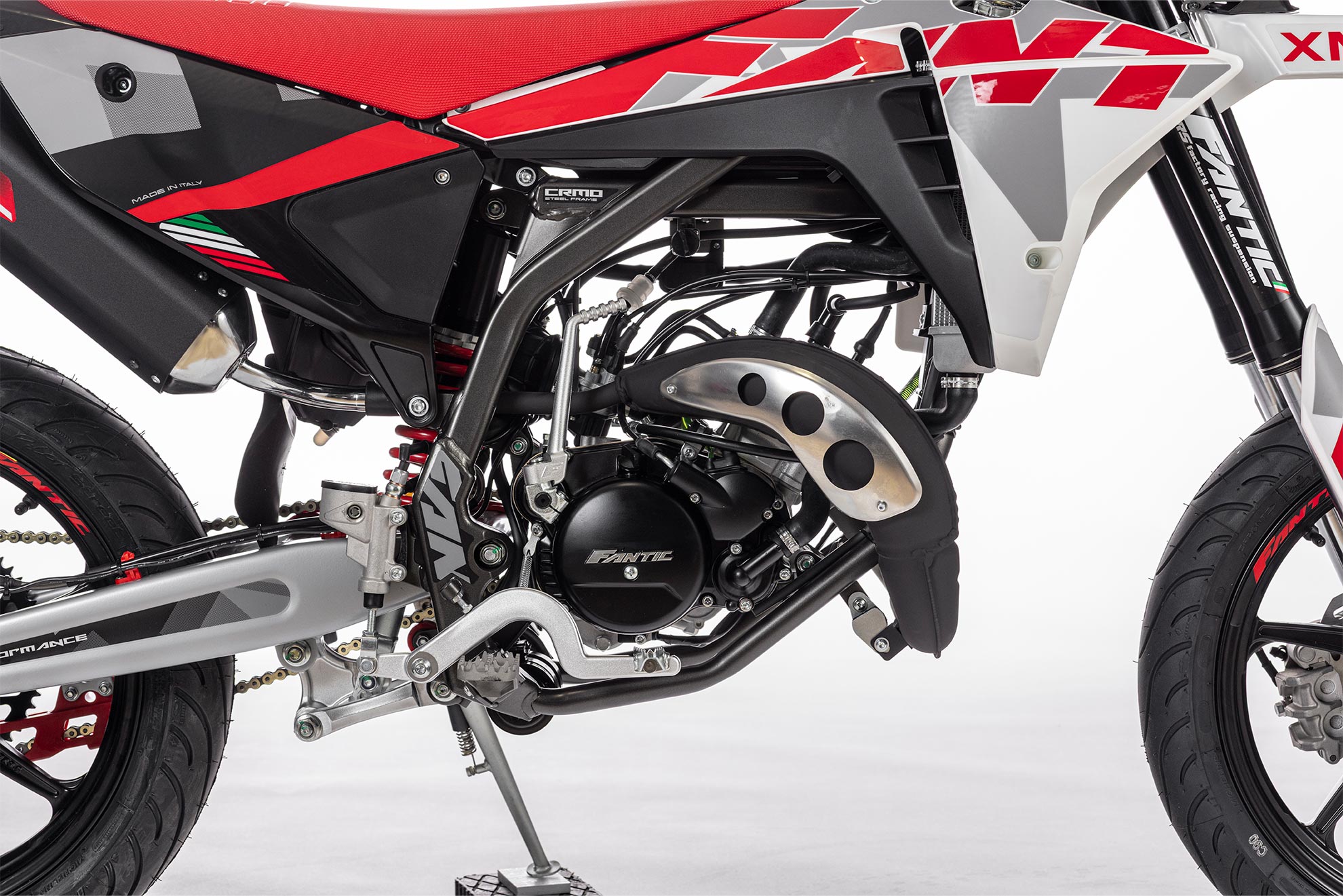 2026-XM-50-PERFORMANCE-MOTARD-2